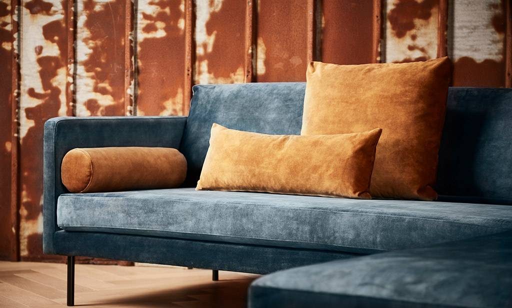 The Riposo sofa is very comfortable for long people. With lots of cushions you get the cozieste place in the house. Riposo at SAXO Living